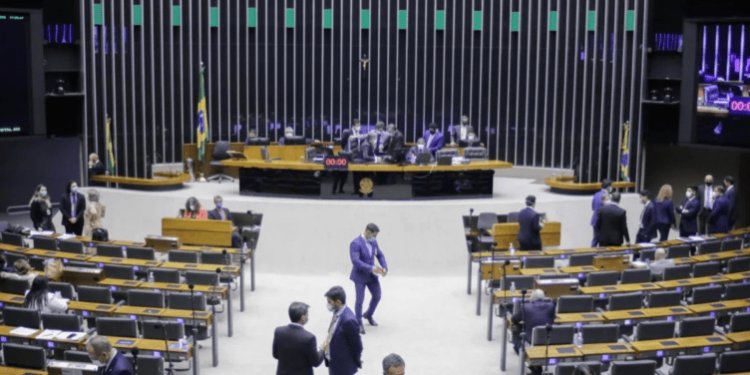 PEC das Praias: 25 deputados baianos votam a favor da venda de terrenos de marinha