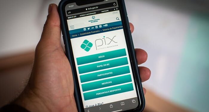 Homem recebe PIX de R$ 700 por engano, devolve dinheiro, mas fica no prejuízo, após banco também estornar valor