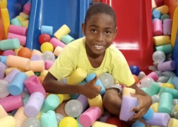 Salvador: Menino de 7 anos esfaqueado por padrasto enquanto tentava salvar a mãe de agressão, tem morte cerebral