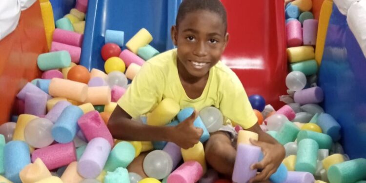 Salvador: Menino de 7 anos esfaqueado por padrasto enquanto tentava salvar a mãe de agressão, tem morte cerebral