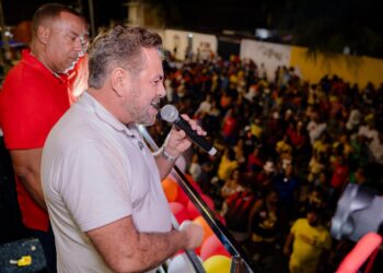 Candidato à reeleição, prefeito de Madre de Deus, abre campanha com caminhada pelas ruas da cidade