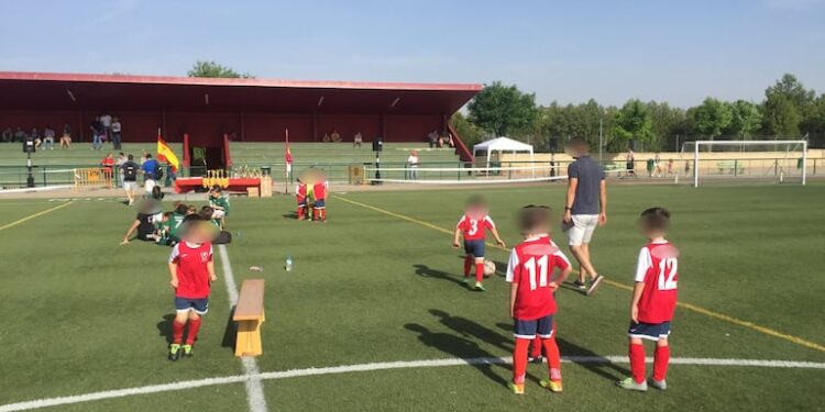 Suspeito encapuzado invade jogo de futebol e mata criança de 11 anos com punhal