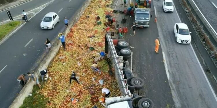 Caminhão carregado de frutas vira e bloqueia parcialmente BR-324 no sentido Salvador