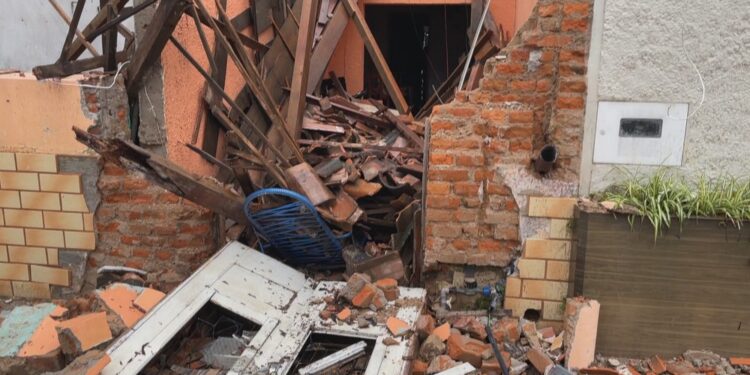 Fortes temporais causam estragos e expulsam pessoas de casa no RS