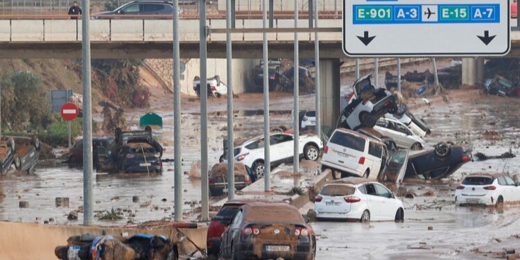 Espanha busca corpos em cenário de ‘terra arrasada’ após pior enchente do século que deixou 95 mortos