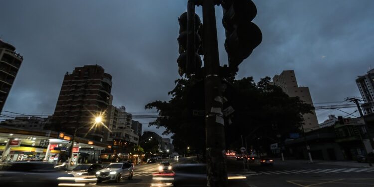 Governo diz que houve falha da Enel e vai cobrar ressarcimento de prejuízos causados pelo apagão