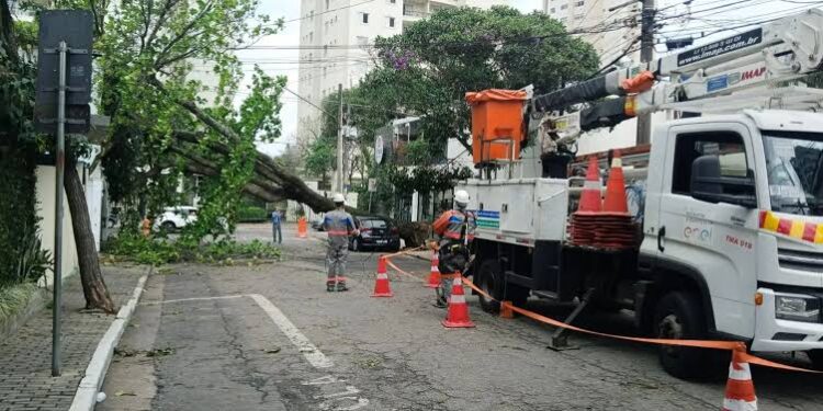 Falta de luz chega ao 4º dia em São Paulo e   mais de 500 mil moradores  continuam afetados