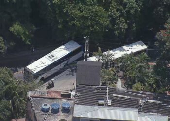 Criminosos sequestram 9 ônibus e usam como barricadas durante operação do Bope no RJ