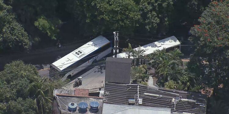 Criminosos sequestram 9 ônibus e usam como barricadas durante operação do Bope no RJ