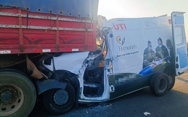 Quatro pessoas morreram após acidente grave entre ambulância e caminhão na Bahia; médico e enfermeiro estão entre as vítimas