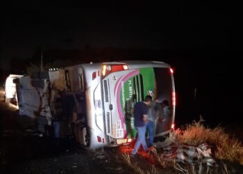 Quatro pessoas morrem e 15 ficam feridas após ônibus de turismo com destino a Madre de Deus tombar em rodovia 