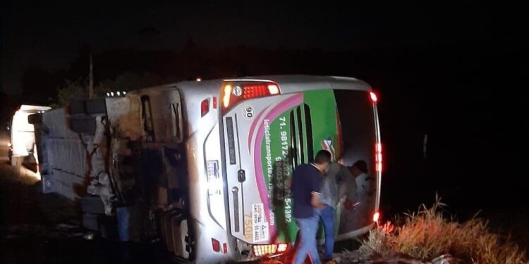 Quatro pessoas morrem e 15 ficam feridas após ônibus de turismo com destino a Madre de Deus tombar em rodovia 