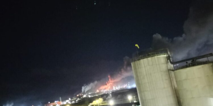 Explosão causa incêndio de grande proporção em fábrica da Braskem, no Polo em Camaçari 