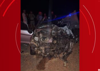 Quatro pessoas da mesma família morrem após batida entre carro e ônibus escolar 