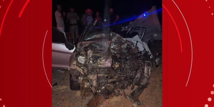 Quatro pessoas da mesma família morrem após batida entre carro e ônibus escolar 