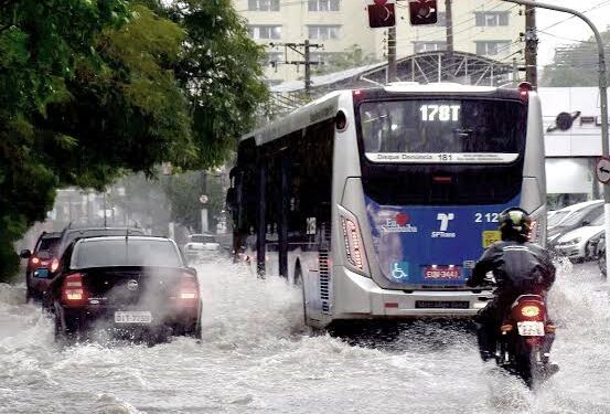 Chuva provoca alagamentos, quedas de árvores e deixa mais de 66 mil casas sem luz na Grande SP