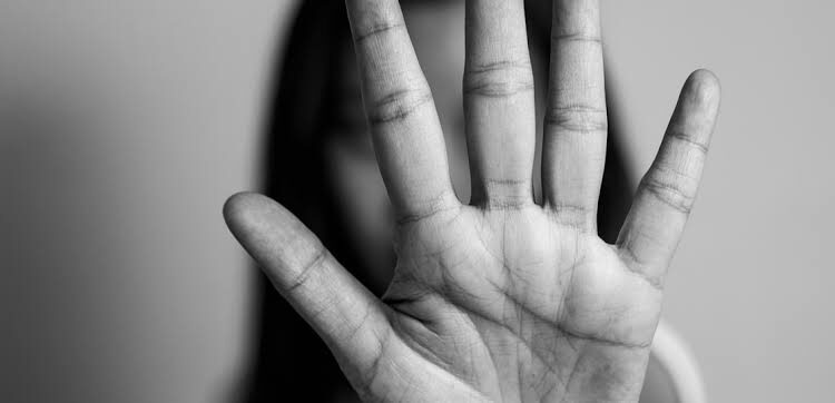 RJ teve 240 denúncias de violência contra mulher via 190 por dia