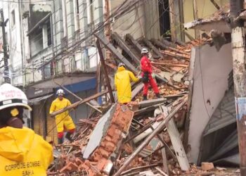 Deslizamento de terra atinge 10 casas em Salvador