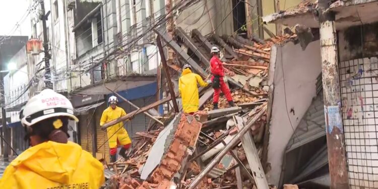 Deslizamento de terra atinge 10 casas em Salvador