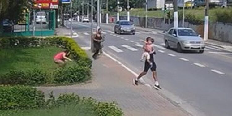 Homem que tentou arrancar criança de babá é investigado por tentativa de sequestro