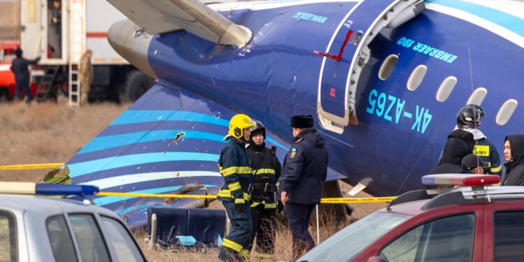 Queda de avião da Embraer no Cazaquistão foi causada por sistema de defesa russo, diz agência