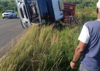 Tragédia São Sebastião do Passé: Carreta tomba  por cima de carro, que ficou esmagado, deixando 2 pessoas mortas