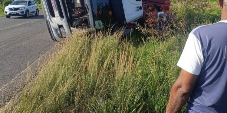 Tragédia São Sebastião do Passé: Carreta tomba  por cima de carro, que ficou esmagado, deixando 2 pessoas mortas