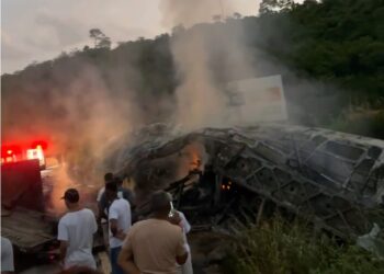 Acidente entre carro, ônibus e caminhão na BR-116 deixa mortos e interdita rodovia