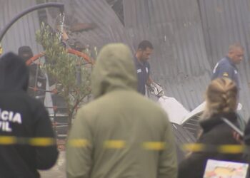 Corpos de vítimas são retirados após queda de avião em Gramado