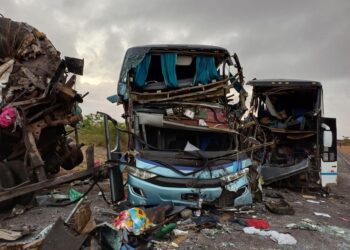 Tragédia na BR 110: Cinco pessoas morreram e 23 ficaram feridas em batida entre dois ônibus e uma carreta