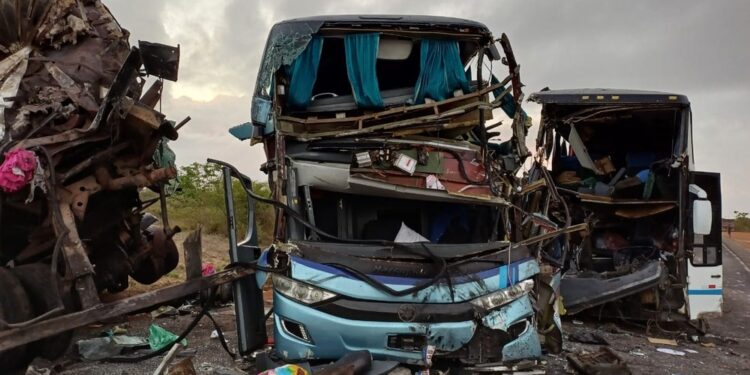 Tragédia na BR 110: Cinco pessoas morreram e 23 ficaram feridas em batida entre dois ônibus e uma carreta