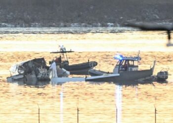 Frio, vento e água turva: equipes enfrentam dificuldades para resgatar vítimas de colisão de avião com helicóptero militar nos EUA