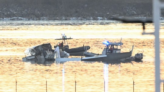 Frio, vento e água turva: equipes enfrentam dificuldades para resgatar vítimas de colisão de avião com helicóptero militar nos EUA