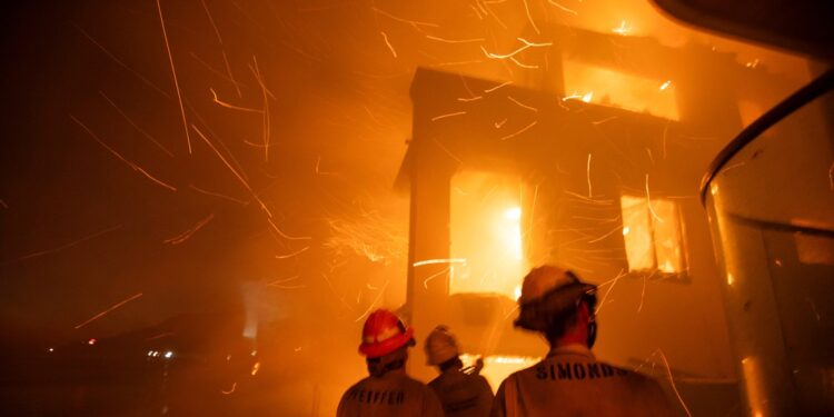 Chamas rápidas e mortais: incêndio que ocorre em Los Angeles é o pior da história