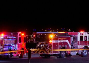 Avião e helicóptero colidem no ar em Washington, nos EUA e deixa mais de 60 pessoas mortas