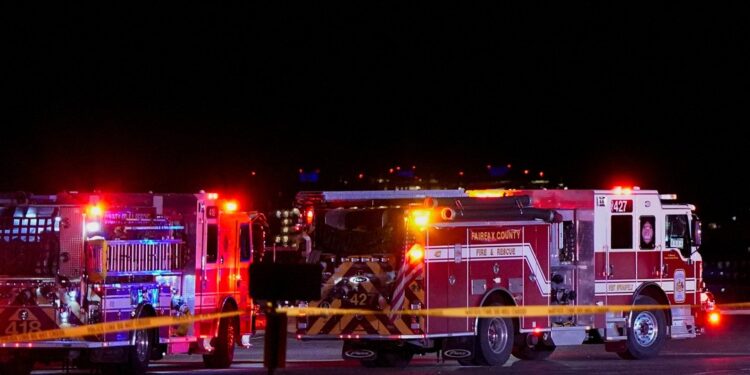 Avião e helicóptero colidem no ar em Washington, nos EUA e deixa mais de 60 pessoas mortas