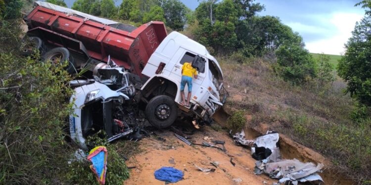 Tragédia na Bahia: Quatro pessoas da mesma família morrem após batida entre caminhão, duas das vítimas eram crianças