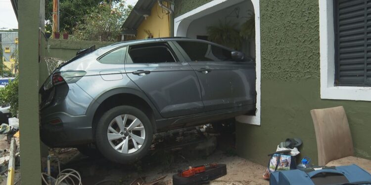 Enxurrada derruba muro de prédio, arvorés arrasta carros e destrói portão de casa  na Zona Oeste de SP