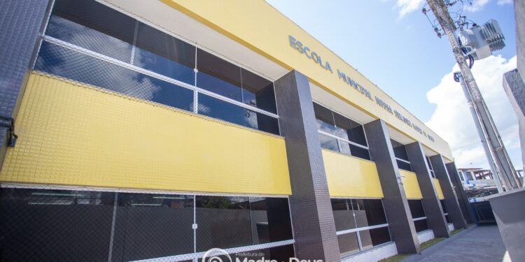 Prefeitura de Madre de Deus entrega mais uma escola totalmente requalificada