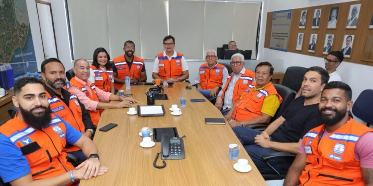 Prefeito e equipe da Defesa Civil de Candeias visitam sede da Codesal