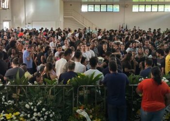 Os 12 Estudantes mortos em acidente de ônibus em SP: são enterrados sob forte comoção