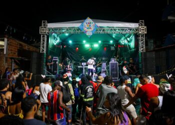 Candeias: Com mistura de ritmos, pagode, samba e arrocha agitam domingo de carnaval