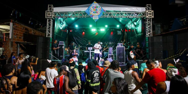 Candeias: Com mistura de ritmos, pagode, samba e arrocha agitam domingo de carnaval