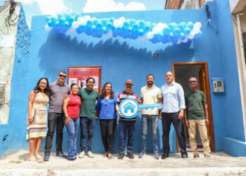 Candeias: Morador se emociona ao voltar à casa reformada pelo programa Construindo Sonhos