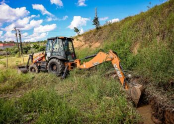 Moradora da Nova Candeias apela à população para não jogar lixo nas ruas