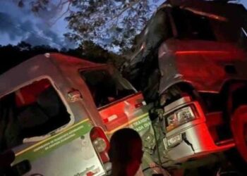 Tragédia em Ruy Barbosa:  11 pessoas da mesma família, morreram após colisão entre van e carreta