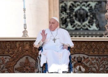 Papa faz primeira aparição após voltar ao Vaticano e fala a multidão