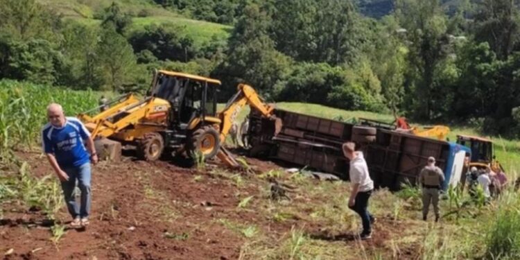 Tragédia: Ônibus com estudantes da UFSM tomba em ribanceira e deixa 7 mortos e mais de 20 feridos