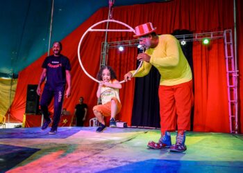 Inclusão e alegria: Crianças autistas atendidas pelo Querer Bem vão ao Circo