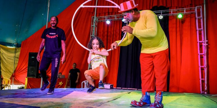 Inclusão e alegria: Crianças autistas atendidas pelo Querer Bem vão ao Circo